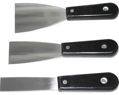 Drei Spachtel mit Metallblatt und Kunststoffgriff